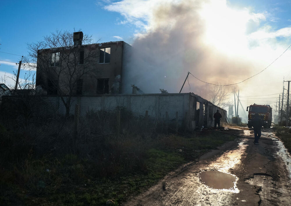 <p>Ministarstvo odbrane Rusije je saopštilo da je tokom noći oborilo 41 ukrajinski dron iznad teritorije svoje zemlje, dok su djelovi Hersonske oblasti u Ukrajini ostali bez struje nakon ruskih napada na energetsku infrastrukturu, rekao je regionalni guverner Aleksandar Prokudin</p>