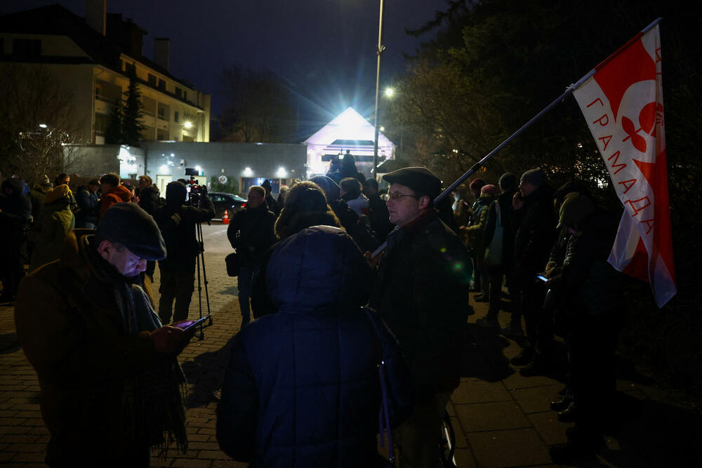 <p>Sjedinjene Američke Države su pristale da ukinu sankcije na potašu, ključni sastojak u proizvodnji đubriva i važan izvozni proizvod Bjelorusije, čiji je predsjednik Aleksandar Lukašenko blizak saveznik ruskog predsjednika Vladimira Putina</p>