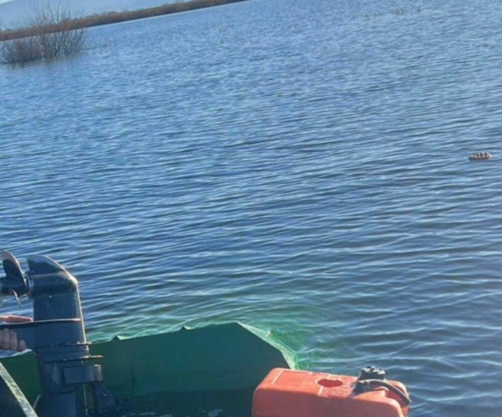 Nadzorniki NP Skadarsko jezero rešili tri osebe po prevrnitvi gliserja