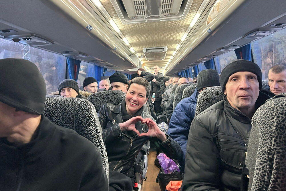 Kolesnikova gestikulira u autobusu nakon oslobađanja, usred ruskog napada na Ukrajinu, na nepoznatoj lokaciji u Ukrajini: Fotografija iz dostavljenog materijala do kojeg se došlo danas, Foto: Reuters