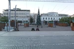 Trg nezavisnosti u Podgorici poprimio praznični izgled; Grnović:...