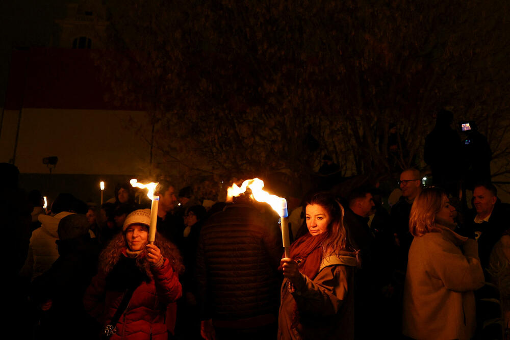 <p>Peter Mađar, čija je partija desnog centra Tisa, po većini nezavisnih anketa ispred Orbanovog Fidesa, optužio je vladu da ne štiti ranjivu djecu i pozvao Orbana da podnese ostavku. Izbori se očekuju u aprilu</p>