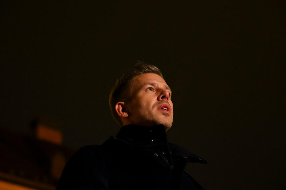 <p>Peter Mađar, čija je partija desnog centra Tisa, po većini nezavisnih anketa ispred Orbanovog Fidesa, optužio je vladu da ne štiti ranjivu djecu i pozvao Orbana da podnese ostavku. Izbori se očekuju u aprilu</p>