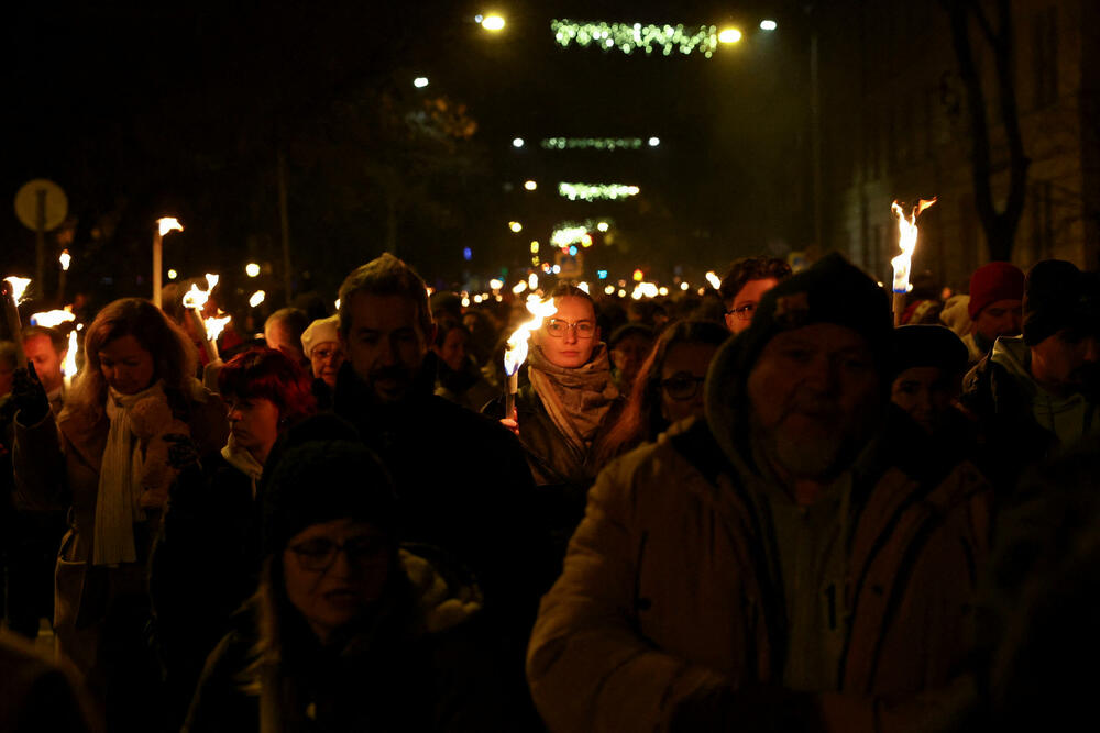 <p>Peter Mađar, čija je partija desnog centra Tisa, po većini nezavisnih anketa ispred Orbanovog Fidesa, optužio je vladu da ne štiti ranjivu djecu i pozvao Orbana da podnese ostavku. Izbori se očekuju u aprilu</p>