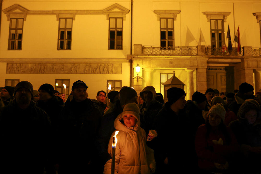 <p>Peter Mađar, čija je partija desnog centra Tisa, po većini nezavisnih anketa ispred Orbanovog Fidesa, optužio je vladu da ne štiti ranjivu djecu i pozvao Orbana da podnese ostavku. Izbori se očekuju u aprilu</p>