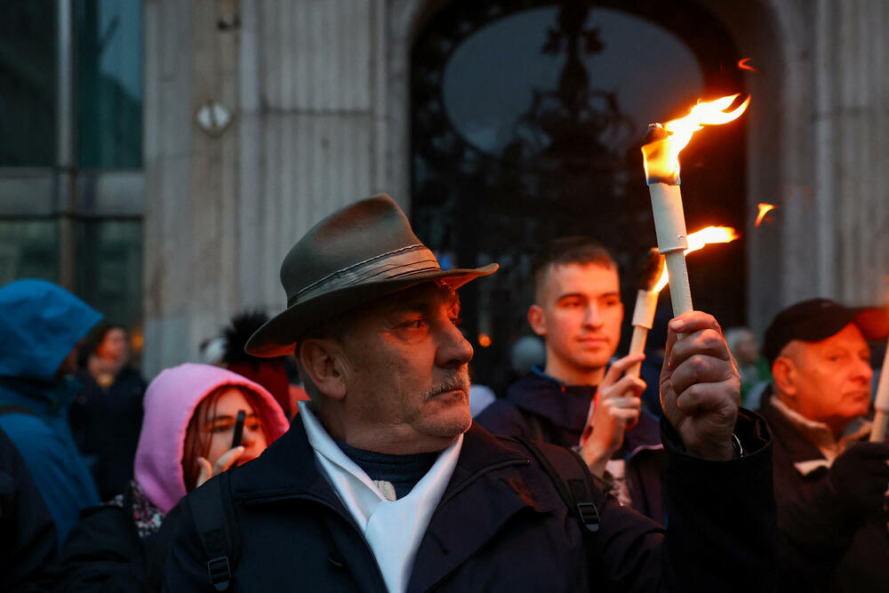 <p>Peter Mađar, čija je partija desnog centra Tisa, po većini nezavisnih anketa ispred Orbanovog Fidesa, optužio je vladu da ne štiti ranjivu djecu i pozvao Orbana da podnese ostavku. Izbori se očekuju u aprilu</p>