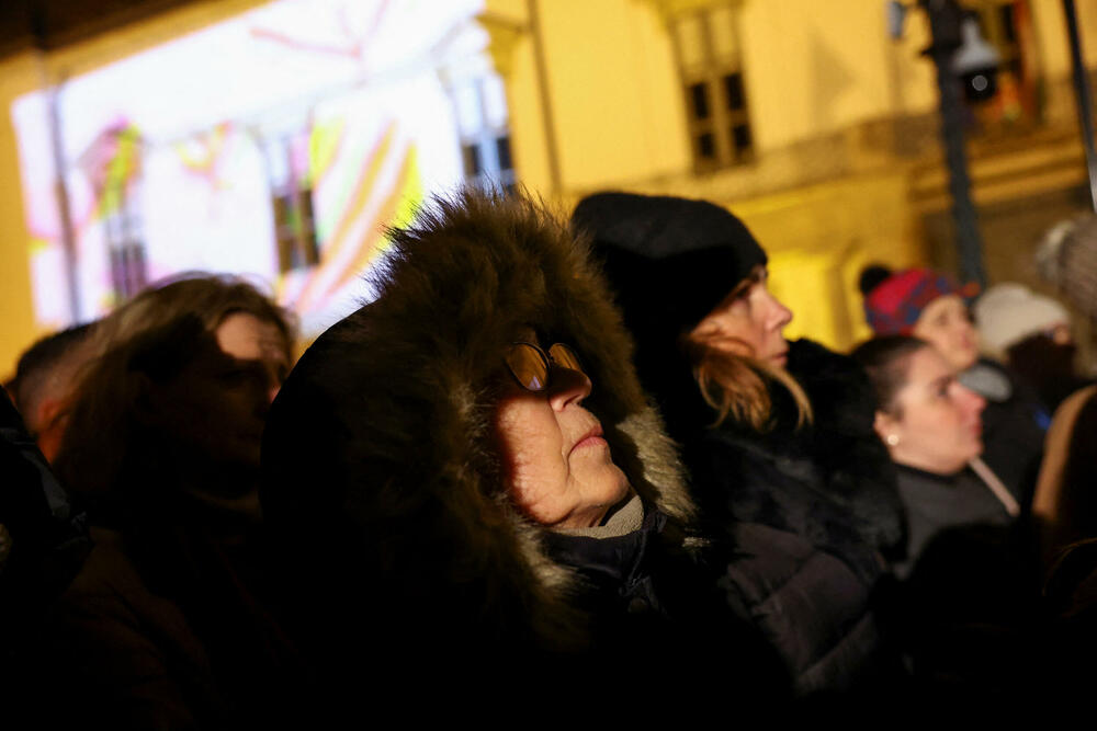 <p>Peter Mađar, čija je partija desnog centra Tisa, po većini nezavisnih anketa ispred Orbanovog Fidesa, optužio je vladu da ne štiti ranjivu djecu i pozvao Orbana da podnese ostavku. Izbori se očekuju u aprilu</p>