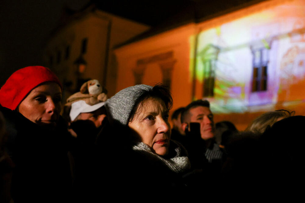 <p>Peter Mađar, čija je partija desnog centra Tisa, po većini nezavisnih anketa ispred Orbanovog Fidesa, optužio je vladu da ne štiti ranjivu djecu i pozvao Orbana da podnese ostavku. Izbori se očekuju u aprilu</p>