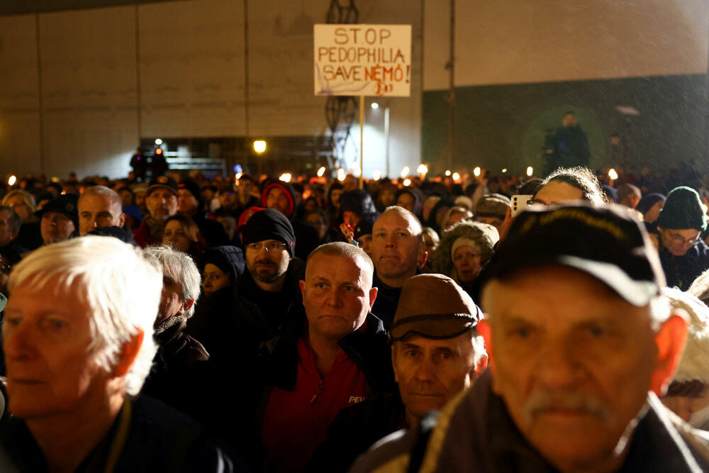 <p>Peter Mađar, čija je partija desnog centra Tisa, po većini nezavisnih anketa ispred Orbanovog Fidesa, optužio je vladu da ne štiti ranjivu djecu i pozvao Orbana da podnese ostavku. Izbori se očekuju u aprilu</p>