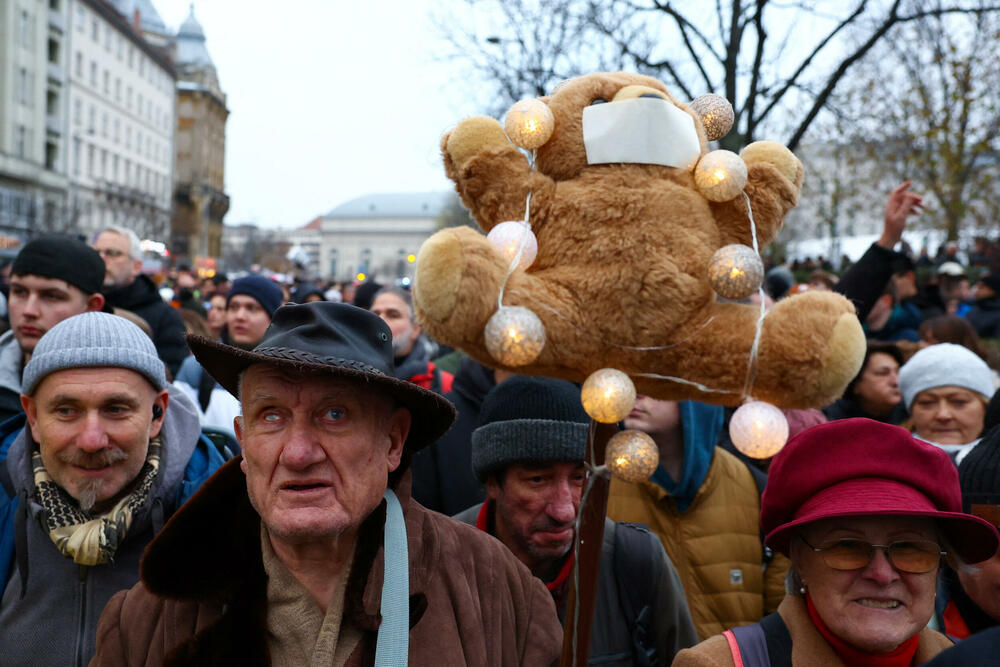 <p>Peter Mađar, čija je partija desnog centra Tisa, po većini nezavisnih anketa ispred Orbanovog Fidesa, optužio je vladu da ne štiti ranjivu djecu i pozvao Orbana da podnese ostavku. Izbori se očekuju u aprilu</p>