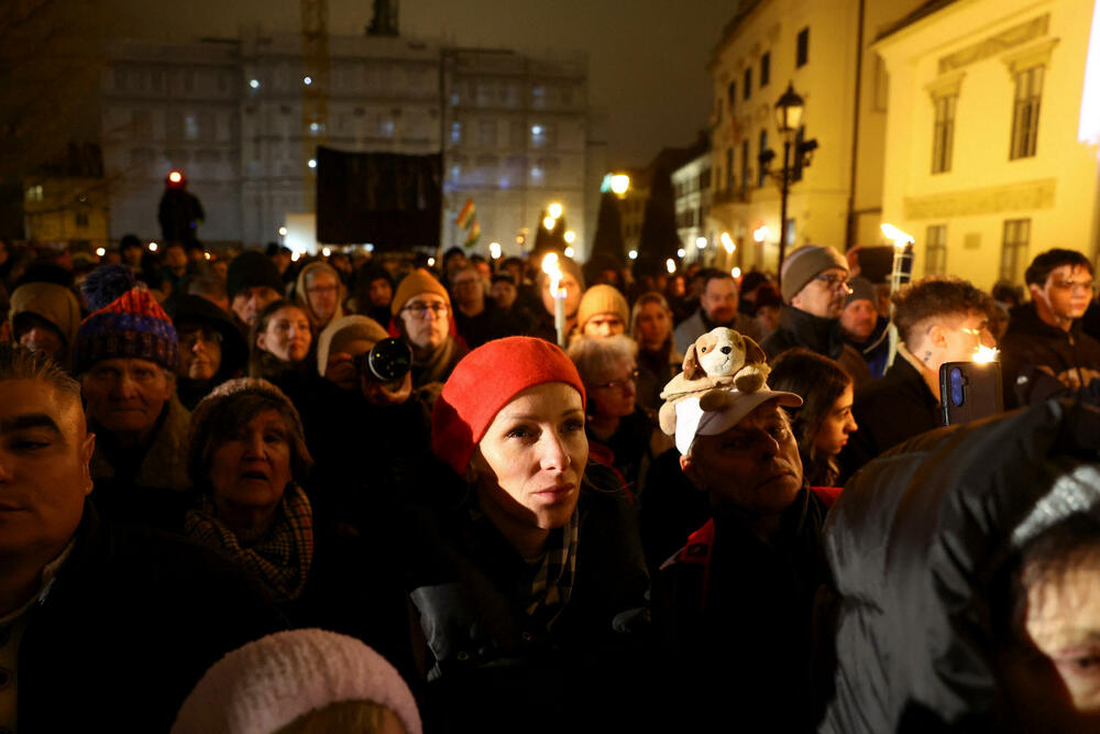 <p>Peter Mađar, čija je partija desnog centra Tisa, po većini nezavisnih anketa ispred Orbanovog Fidesa, optužio je vladu da ne štiti ranjivu djecu i pozvao Orbana da podnese ostavku. Izbori se očekuju u aprilu</p>