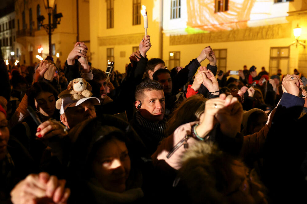 <p>Peter Mađar, čija je partija desnog centra Tisa, po većini nezavisnih anketa ispred Orbanovog Fidesa, optužio je vladu da ne štiti ranjivu djecu i pozvao Orbana da podnese ostavku. Izbori se očekuju u aprilu</p>