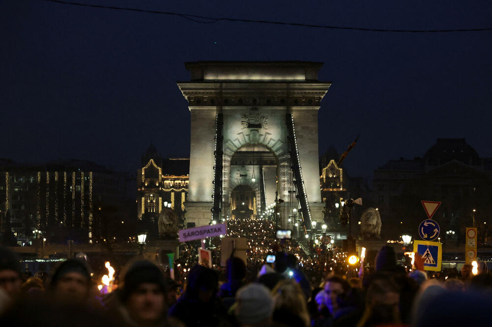 <p>Peter Mađar, čija je partija desnog centra Tisa, po većini nezavisnih anketa ispred Orbanovog Fidesa, optužio je vladu da ne štiti ranjivu djecu i pozvao Orbana da podnese ostavku. Izbori se očekuju u aprilu</p>