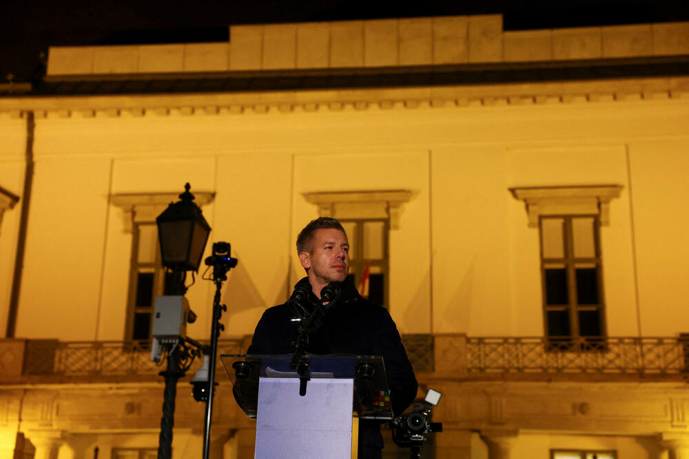 <p>Peter Mađar, čija je partija desnog centra Tisa, po većini nezavisnih anketa ispred Orbanovog Fidesa, optužio je vladu da ne štiti ranjivu djecu i pozvao Orbana da podnese ostavku. Izbori se očekuju u aprilu</p>