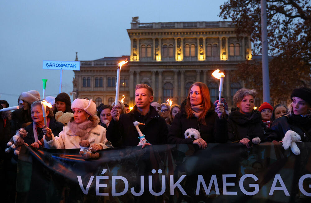 <p>Peter Mađar, čija je partija desnog centra Tisa, po većini nezavisnih anketa ispred Orbanovog Fidesa, optužio je vladu da ne štiti ranjivu djecu i pozvao Orbana da podnese ostavku. Izbori se očekuju u aprilu</p>