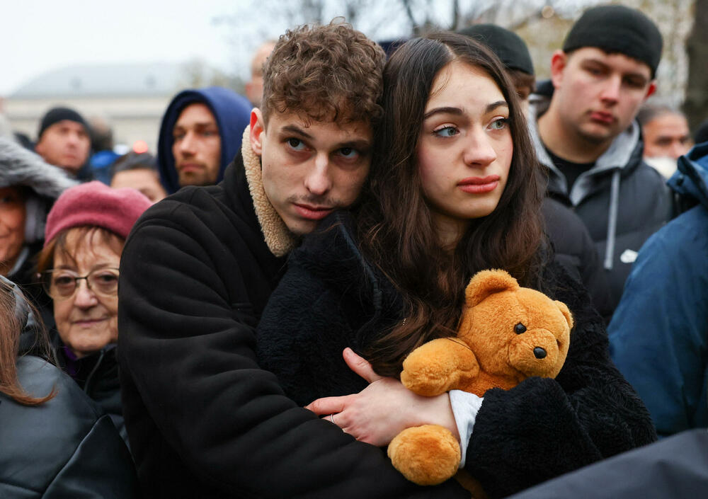 <p>Peter Mađar, čija je partija desnog centra Tisa, po većini nezavisnih anketa ispred Orbanovog Fidesa, optužio je vladu da ne štiti ranjivu djecu i pozvao Orbana da podnese ostavku. Izbori se očekuju u aprilu</p>