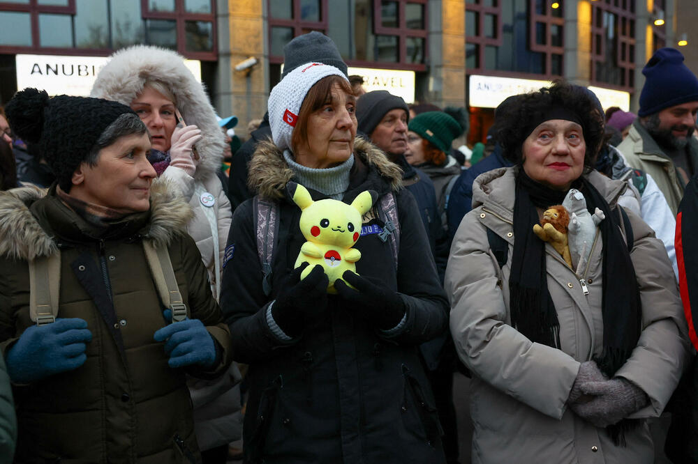 <p>Peter Mađar, čija je partija desnog centra Tisa, po većini nezavisnih anketa ispred Orbanovog Fidesa, optužio je vladu da ne štiti ranjivu djecu i pozvao Orbana da podnese ostavku. Izbori se očekuju u aprilu</p>