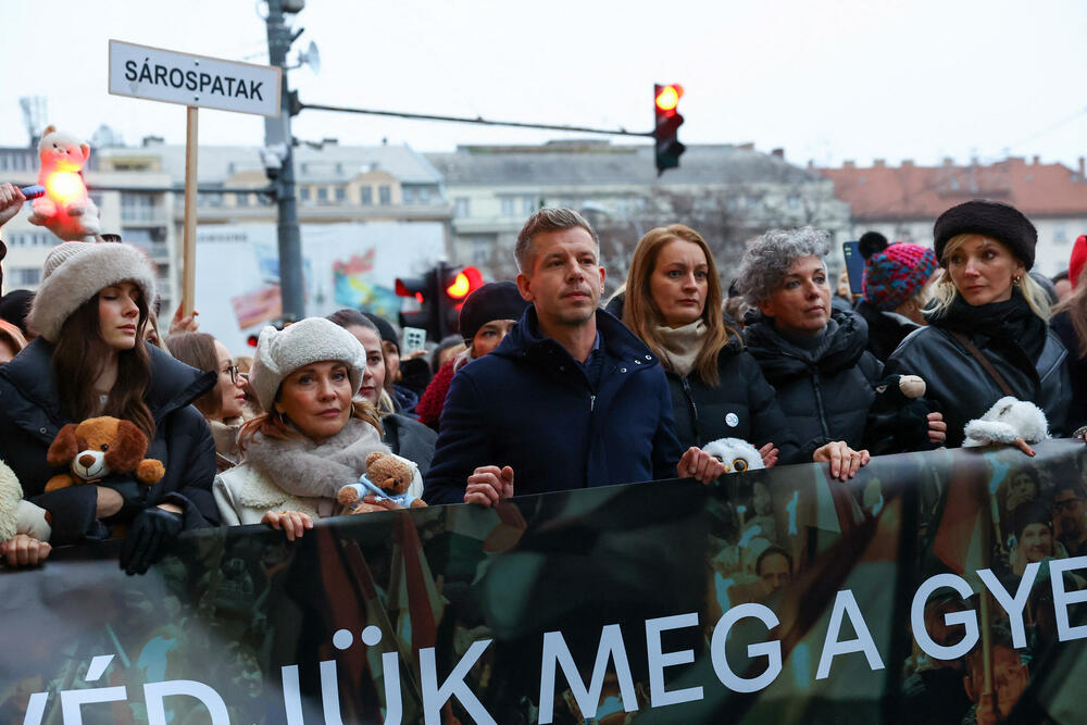 <p>Peter Mađar, čija je partija desnog centra Tisa, po većini nezavisnih anketa ispred Orbanovog Fidesa, optužio je vladu da ne štiti ranjivu djecu i pozvao Orbana da podnese ostavku. Izbori se očekuju u aprilu</p>