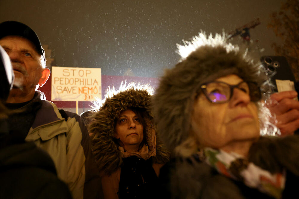 <p>Peter Mađar, čija je partija desnog centra Tisa, po većini nezavisnih anketa ispred Orbanovog Fidesa, optužio je vladu da ne štiti ranjivu djecu i pozvao Orbana da podnese ostavku. Izbori se očekuju u aprilu</p>