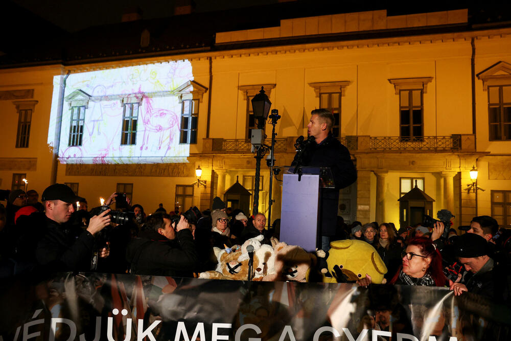<p>Peter Mađar, čija je partija desnog centra Tisa, po većini nezavisnih anketa ispred Orbanovog Fidesa, optužio je vladu da ne štiti ranjivu djecu i pozvao Orbana da podnese ostavku. Izbori se očekuju u aprilu</p>