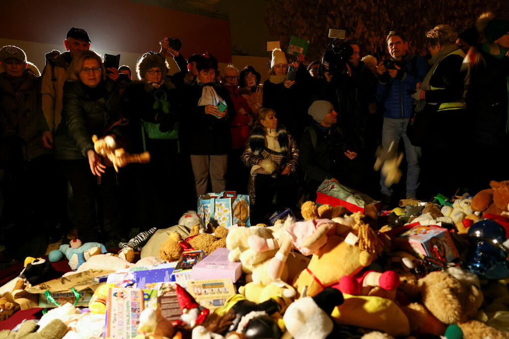 <p>Peter Mađar, čija je partija desnog centra Tisa, po većini nezavisnih anketa ispred Orbanovog Fidesa, optužio je vladu da ne štiti ranjivu djecu i pozvao Orbana da podnese ostavku. Izbori se očekuju u aprilu</p>