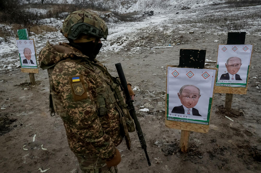 Ukrajinski vojnici pripremaju mete sa likom Vladimira Putina za vježbanje gađanja, Foto: Rojters