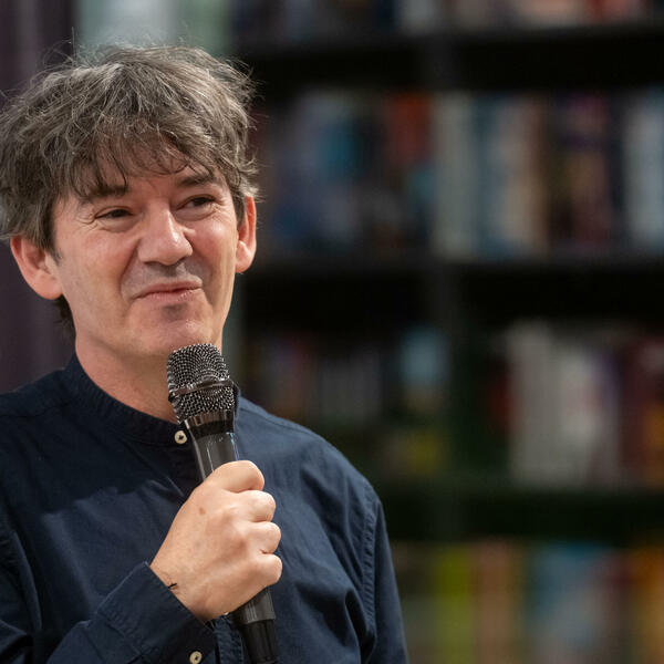 Društvo koje sve dijagnostikuje i pisac koji mu se smije