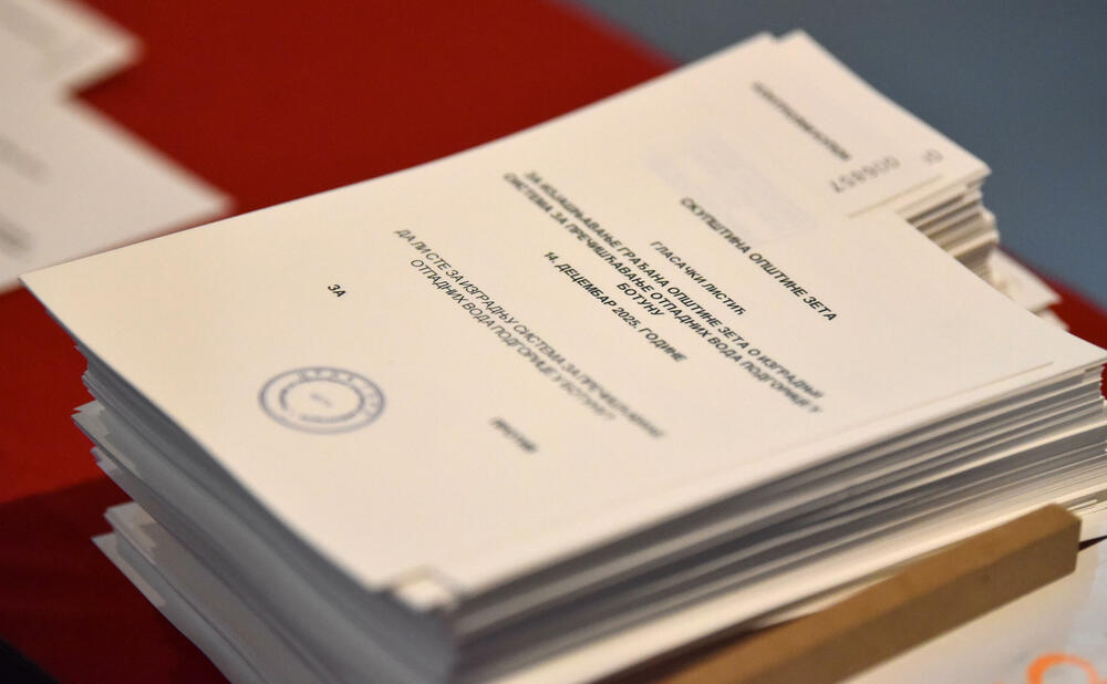 <p>Pravo glasa, saopšteno je &ldquo;Vijestima&rdquo; ranije iz MUP-a, ima oko 12.800 građana, a pored 26 biračkih mjesta u Zeti, tri su otvorena i u Upravi za izvršenje krivičnih sankcija (UIKS)</p>  <p>Stanovnici najmlađe crnogorske opštine se izjašnjavaju da li su za ili protiv gradnje postrojenja za prečišćavanje otpadnih voda u naselju Botun</p>  <p>Biračka mjesta biće otvorena do 20 sati</p>