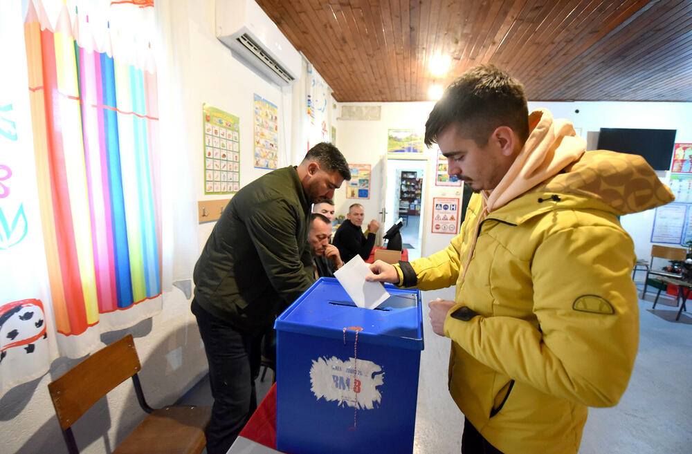 <p>Pravo glasa, saopšteno je &ldquo;Vijestima&rdquo; ranije iz MUP-a, ima oko 12.800 građana, a pored 26 biračkih mjesta u Zeti, tri su otvorena i u Upravi za izvršenje krivičnih sankcija (UIKS)</p>  <p>Stanovnici najmlađe crnogorske opštine se izjašnjavaju da li su za ili protiv gradnje postrojenja za prečišćavanje otpadnih voda u naselju Botun</p>  <p>Biračka mjesta biće otvorena do 20 sati</p>