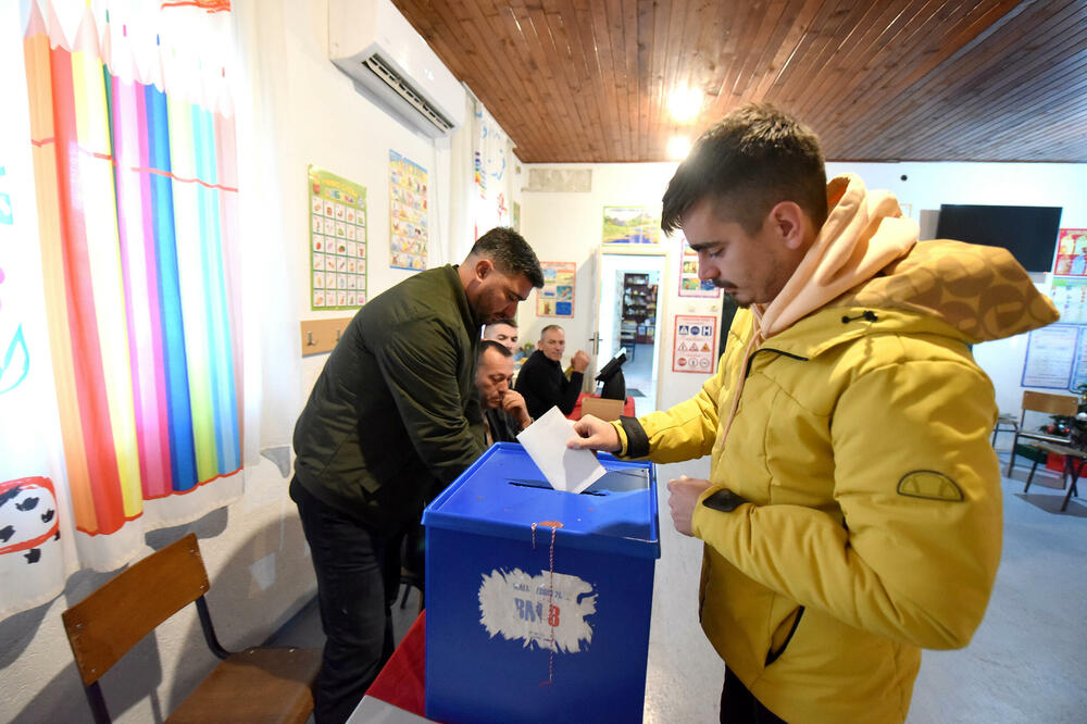 Sa biračkog mjesta u OŠ "Vladika Danilo" u Botunu, Foto: Boris Pejović