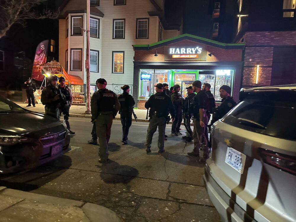 <p>Zvaničnici su objavili snimak osumnjičenog &ndash; muškarca, vjerovatno u tridesetim godinama, obučenog u crno</p>