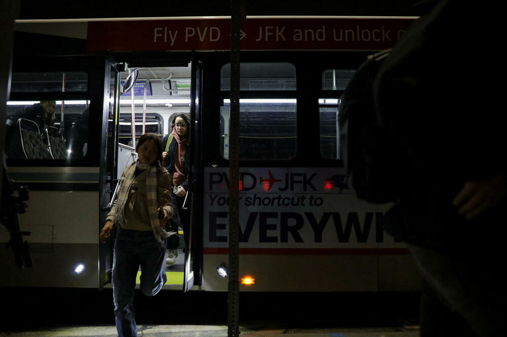 <p>Zvaničnici su objavili snimak osumnjičenog &ndash; muškarca, vjerovatno u tridesetim godinama, obučenog u crno</p>