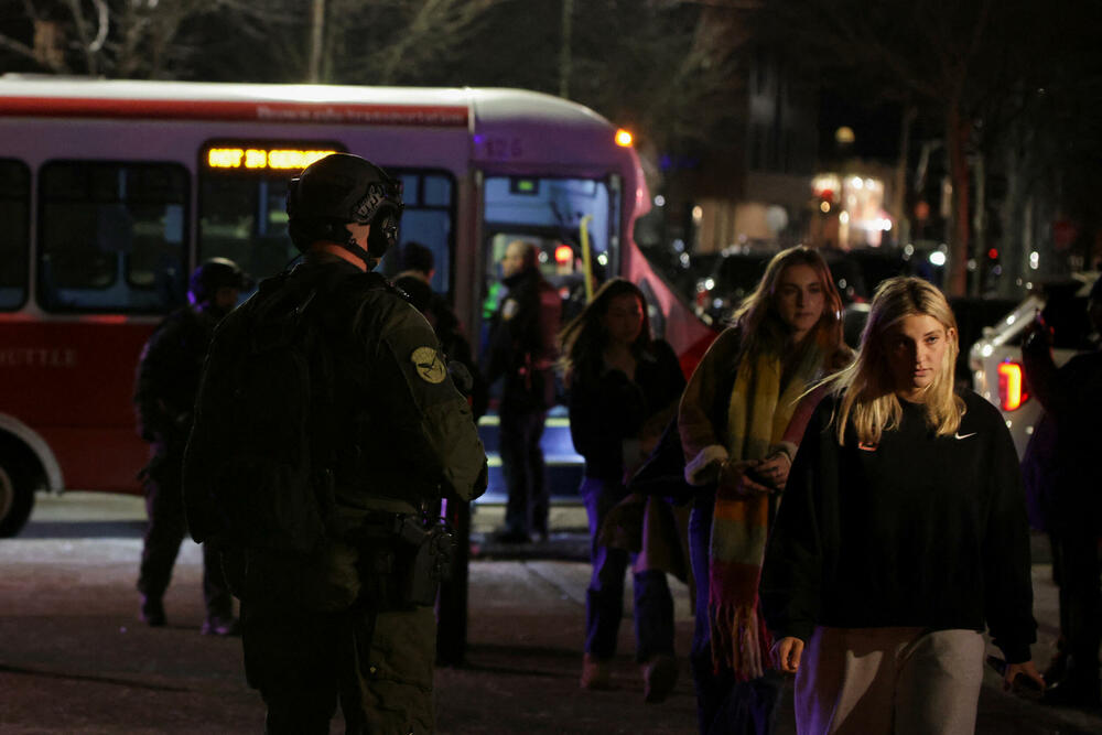 <p>Zvaničnici su objavili snimak osumnjičenog &ndash; muškarca, vjerovatno u tridesetim godinama, obučenog u crno</p>