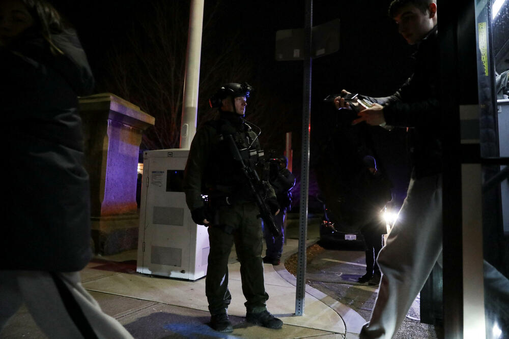 <p>Zvaničnici su objavili snimak osumnjičenog &ndash; muškarca, vjerovatno u tridesetim godinama, obučenog u crno</p>