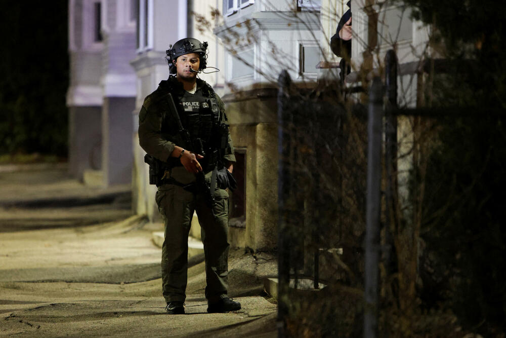 <p>Zvaničnici su objavili snimak osumnjičenog &ndash; muškarca, vjerovatno u tridesetim godinama, obučenog u crno</p>