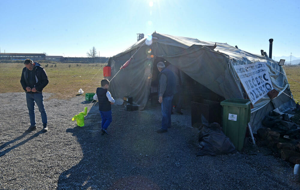 <p>Pravo glasa, saopšteno je &ldquo;Vijestima&rdquo; ranije iz MUP-a, ima oko 12.800 građana, a pored 26 biračkih mjesta u Zeti, tri su otvorena i u Upravi za izvršenje krivičnih sankcija (UIKS)</p>  <p>Stanovnici najmlađe crnogorske opštine se izjašnjavaju da li su za ili protiv gradnje postrojenja za prečišćavanje otpadnih voda u naselju Botun</p>  <p>Biračka mjesta biće otvorena do 20 sati</p>
