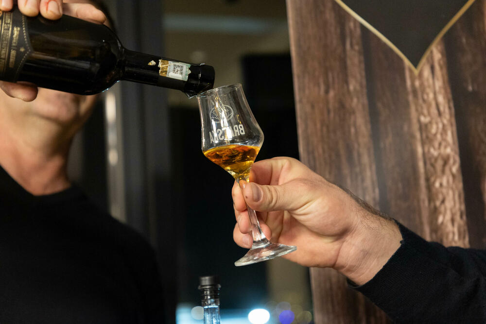 <p>U ime crnogorskog proizvođača, Ksenija Despot kazala je da na Cetinju rakiju proizvode više od šest godina, dok je distribucija krenula prije godinu</p>