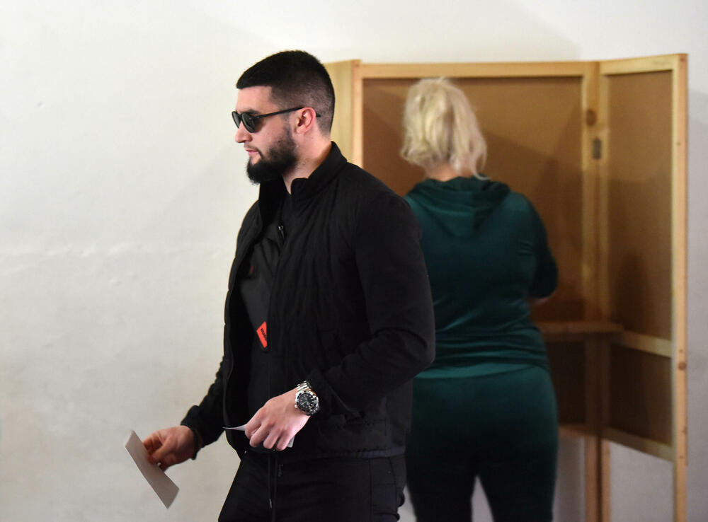 <p>Pravo glasa, saopšteno je &ldquo;Vijestima&rdquo; ranije iz MUP-a, ima oko 12.800 građana, a pored 26 biračkih mjesta u Zeti, tri su otvorena i u Upravi za izvršenje krivičnih sankcija (UIKS)</p>  <p>Stanovnici najmlađe crnogorske opštine se izjašnjavaju da li su za ili protiv gradnje postrojenja za prečišćavanje otpadnih voda u naselju Botun</p>  <p>Biračka mjesta biće otvorena do 20 sati</p>