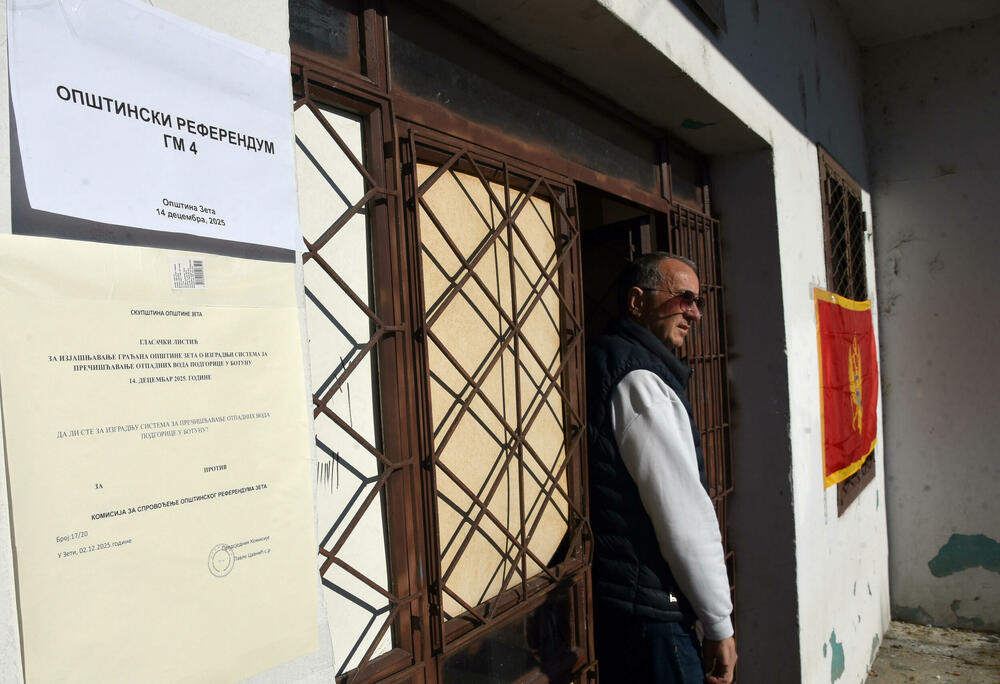 <p>Pravo glasa, saopšteno je &ldquo;Vijestima&rdquo; ranije iz MUP-a, ima oko 12.800 građana, a pored 26 biračkih mjesta u Zeti, tri su otvorena i u Upravi za izvršenje krivičnih sankcija (UIKS)</p>  <p>Stanovnici najmlađe crnogorske opštine se izjašnjavaju da li su za ili protiv gradnje postrojenja za prečišćavanje otpadnih voda u naselju Botun</p>  <p>Biračka mjesta biće otvorena do 20 sati</p>