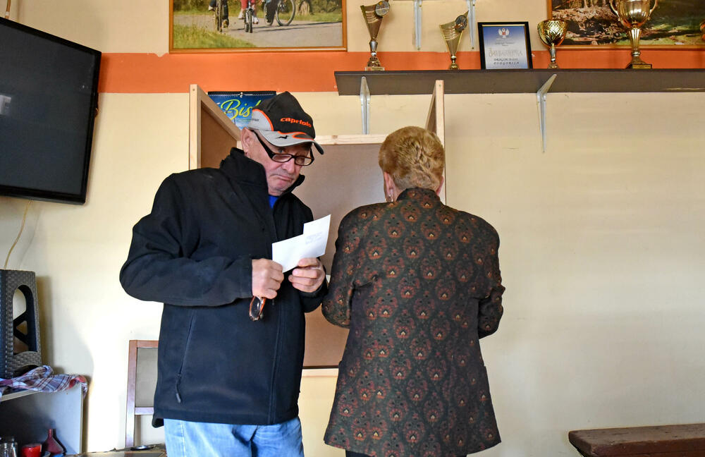 <p>Pravo glasa, saopšteno je &ldquo;Vijestima&rdquo; ranije iz MUP-a, ima oko 12.800 građana, a pored 26 biračkih mjesta u Zeti, tri su otvorena i u Upravi za izvršenje krivičnih sankcija (UIKS)</p>  <p>Stanovnici najmlađe crnogorske opštine se izjašnjavaju da li su za ili protiv gradnje postrojenja za prečišćavanje otpadnih voda u naselju Botun</p>  <p>Biračka mjesta biće otvorena do 20 sati</p>