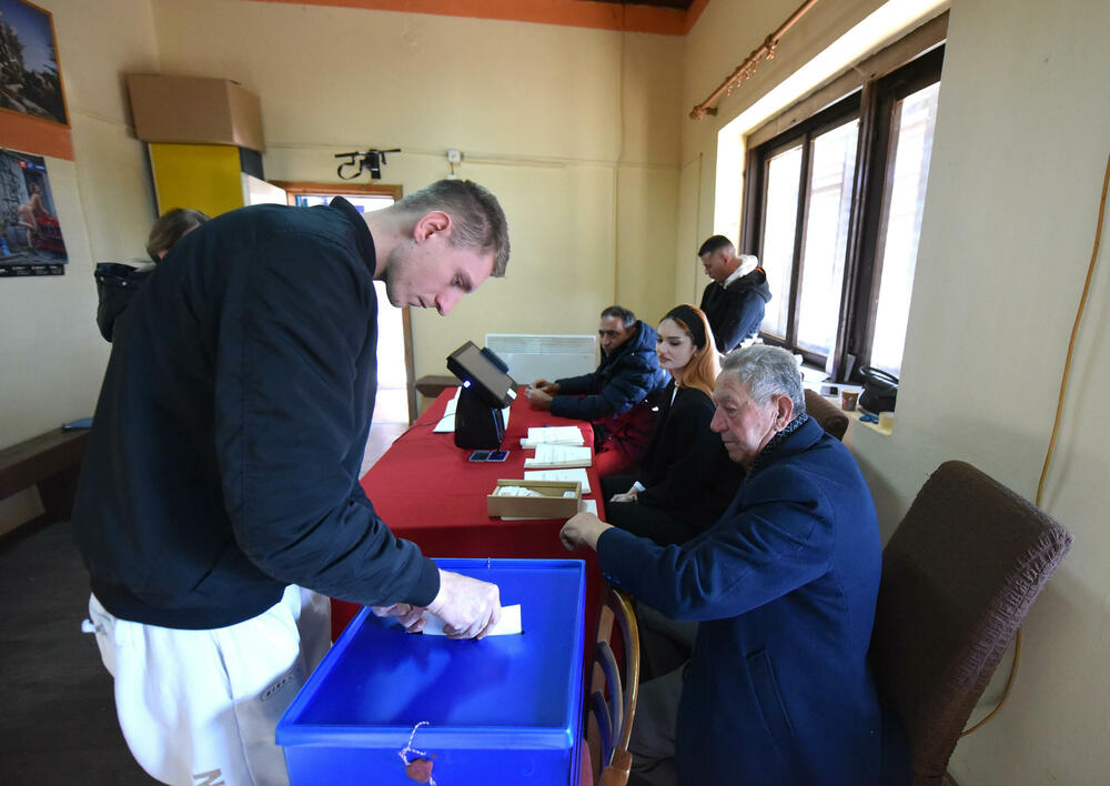 <p>Pravo glasa, saopšteno je &ldquo;Vijestima&rdquo; ranije iz MUP-a, ima oko 12.800 građana, a pored 26 biračkih mjesta u Zeti, tri su otvorena i u Upravi za izvršenje krivičnih sankcija (UIKS)</p>  <p>Stanovnici najmlađe crnogorske opštine se izjašnjavaju da li su za ili protiv gradnje postrojenja za prečišćavanje otpadnih voda u naselju Botun</p>  <p>Biračka mjesta biće otvorena do 20 sati</p>