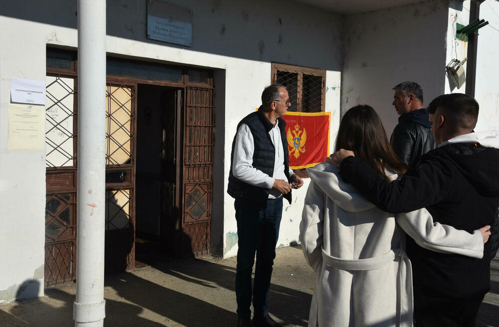 <p>Pravo glasa, saopšteno je &ldquo;Vijestima&rdquo; ranije iz MUP-a, ima oko 12.800 građana, a pored 26 biračkih mjesta u Zeti, tri su otvorena i u Upravi za izvršenje krivičnih sankcija (UIKS)</p>  <p>Stanovnici najmlađe crnogorske opštine se izjašnjavaju da li su za ili protiv gradnje postrojenja za prečišćavanje otpadnih voda u naselju Botun</p>  <p>Biračka mjesta biće otvorena do 20 sati</p>