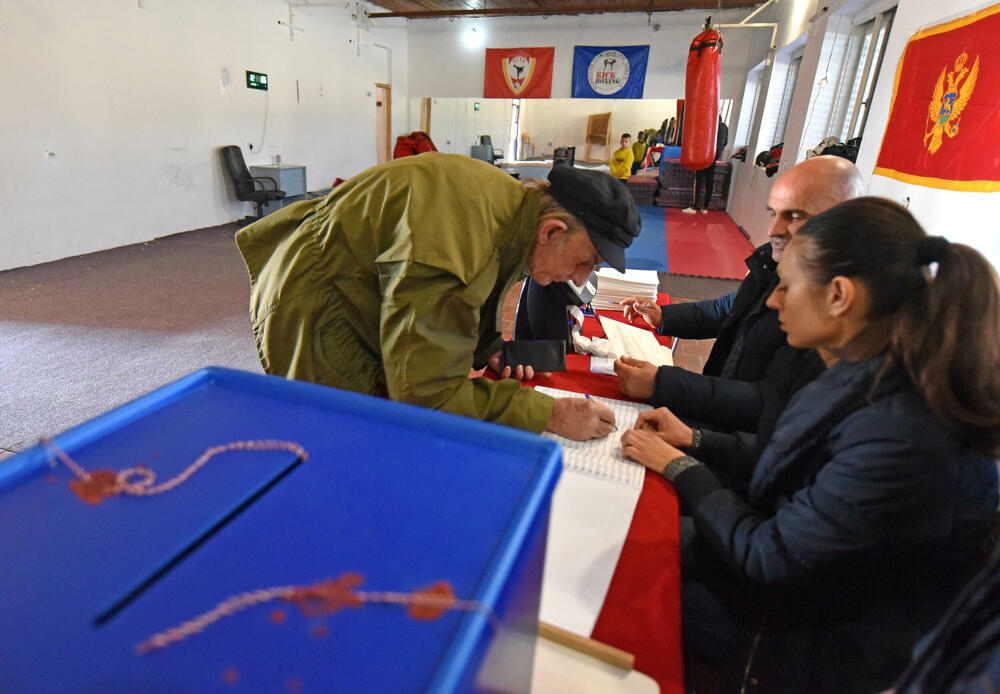 <p>Pravo glasa, saopšteno je &ldquo;Vijestima&rdquo; ranije iz MUP-a, ima oko 12.800 građana, a pored 26 biračkih mjesta u Zeti, tri su otvorena i u Upravi za izvršenje krivičnih sankcija (UIKS)</p>  <p>Stanovnici najmlađe crnogorske opštine se izjašnjavaju da li su za ili protiv gradnje postrojenja za prečišćavanje otpadnih voda u naselju Botun</p>  <p>Biračka mjesta biće otvorena do 20 sati</p>