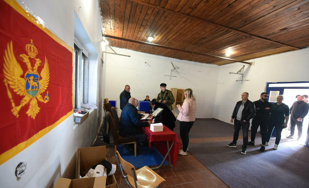 <p>Pravo glasa, saopšteno je &ldquo;Vijestima&rdquo; ranije iz MUP-a, ima oko 12.800 građana, a pored 26 biračkih mjesta u Zeti, tri su otvorena i u Upravi za izvršenje krivičnih sankcija (UIKS)</p>  <p>Stanovnici najmlađe crnogorske opštine se izjašnjavaju da li su za ili protiv gradnje postrojenja za prečišćavanje otpadnih voda u naselju Botun</p>  <p>Biračka mjesta biće otvorena do 20 sati</p>