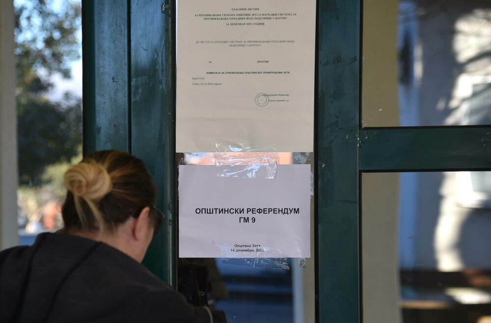 <p>Pravo glasa, saopšteno je &ldquo;Vijestima&rdquo; ranije iz MUP-a, ima oko 12.800 građana, a pored 26 biračkih mjesta u Zeti, tri su otvorena i u Upravi za izvršenje krivičnih sankcija (UIKS)</p>  <p>Stanovnici najmlađe crnogorske opštine se izjašnjavaju da li su za ili protiv gradnje postrojenja za prečišćavanje otpadnih voda u naselju Botun</p>  <p>Biračka mjesta biće otvorena do 20 sati</p>