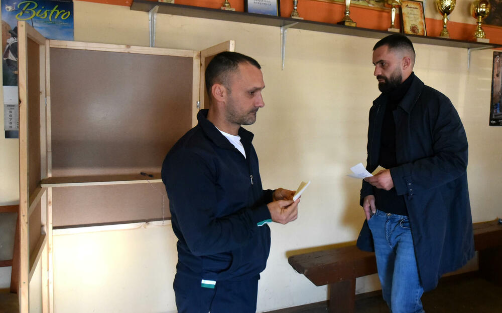 <p>Pravo glasa, saopšteno je &ldquo;Vijestima&rdquo; ranije iz MUP-a, ima oko 12.800 građana, a pored 26 biračkih mjesta u Zeti, tri su otvorena i u Upravi za izvršenje krivičnih sankcija (UIKS)</p>  <p>Stanovnici najmlađe crnogorske opštine se izjašnjavaju da li su za ili protiv gradnje postrojenja za prečišćavanje otpadnih voda u naselju Botun</p>  <p>Biračka mjesta biće otvorena do 20 sati</p>