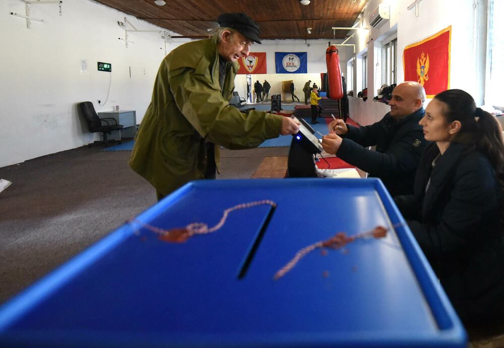 <p>Pravo glasa, saopšteno je &ldquo;Vijestima&rdquo; ranije iz MUP-a, ima oko 12.800 građana, a pored 26 biračkih mjesta u Zeti, tri su otvorena i u Upravi za izvršenje krivičnih sankcija (UIKS)</p>  <p>Stanovnici najmlađe crnogorske opštine se izjašnjavaju da li su za ili protiv gradnje postrojenja za prečišćavanje otpadnih voda u naselju Botun</p>  <p>Biračka mjesta biće otvorena do 20 sati</p>