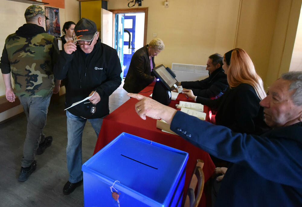 <p>Pravo glasa, saopšteno je &ldquo;Vijestima&rdquo; ranije iz MUP-a, ima oko 12.800 građana, a pored 26 biračkih mjesta u Zeti, tri su otvorena i u Upravi za izvršenje krivičnih sankcija (UIKS)</p>  <p>Stanovnici najmlađe crnogorske opštine se izjašnjavaju da li su za ili protiv gradnje postrojenja za prečišćavanje otpadnih voda u naselju Botun</p>  <p>Biračka mjesta biće otvorena do 20 sati</p>