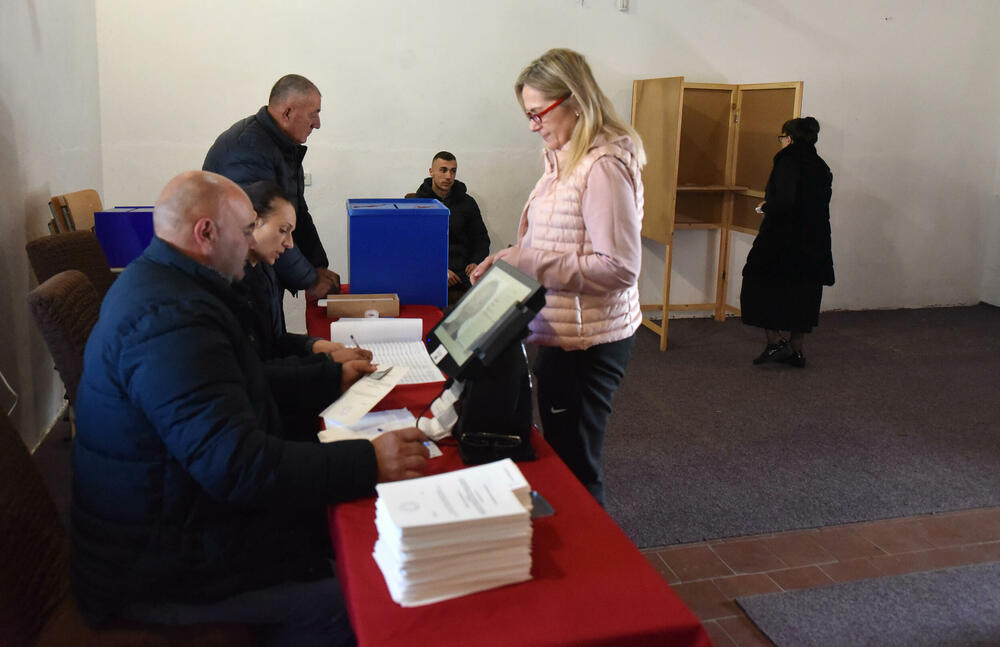 <p>Pravo glasa, saopšteno je &ldquo;Vijestima&rdquo; ranije iz MUP-a, ima oko 12.800 građana, a pored 26 biračkih mjesta u Zeti, tri su otvorena i u Upravi za izvršenje krivičnih sankcija (UIKS)</p>  <p>Stanovnici najmlađe crnogorske opštine se izjašnjavaju da li su za ili protiv gradnje postrojenja za prečišćavanje otpadnih voda u naselju Botun</p>  <p>Biračka mjesta biće otvorena do 20 sati</p>