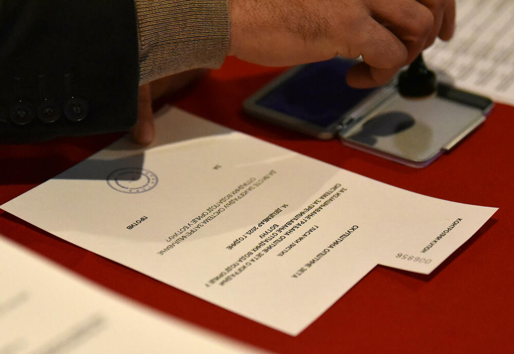 <p>Pravo glasa, saopšteno je &ldquo;Vijestima&rdquo; ranije iz MUP-a, ima oko 12.800 građana, a pored 26 biračkih mjesta u Zeti, tri su otvorena i u Upravi za izvršenje krivičnih sankcija (UIKS)</p>  <p>Stanovnici najmlađe crnogorske opštine se izjašnjavaju da li su za ili protiv gradnje postrojenja za prečišćavanje otpadnih voda u naselju Botun</p>  <p>Biračka mjesta biće otvorena do 20 sati</p>